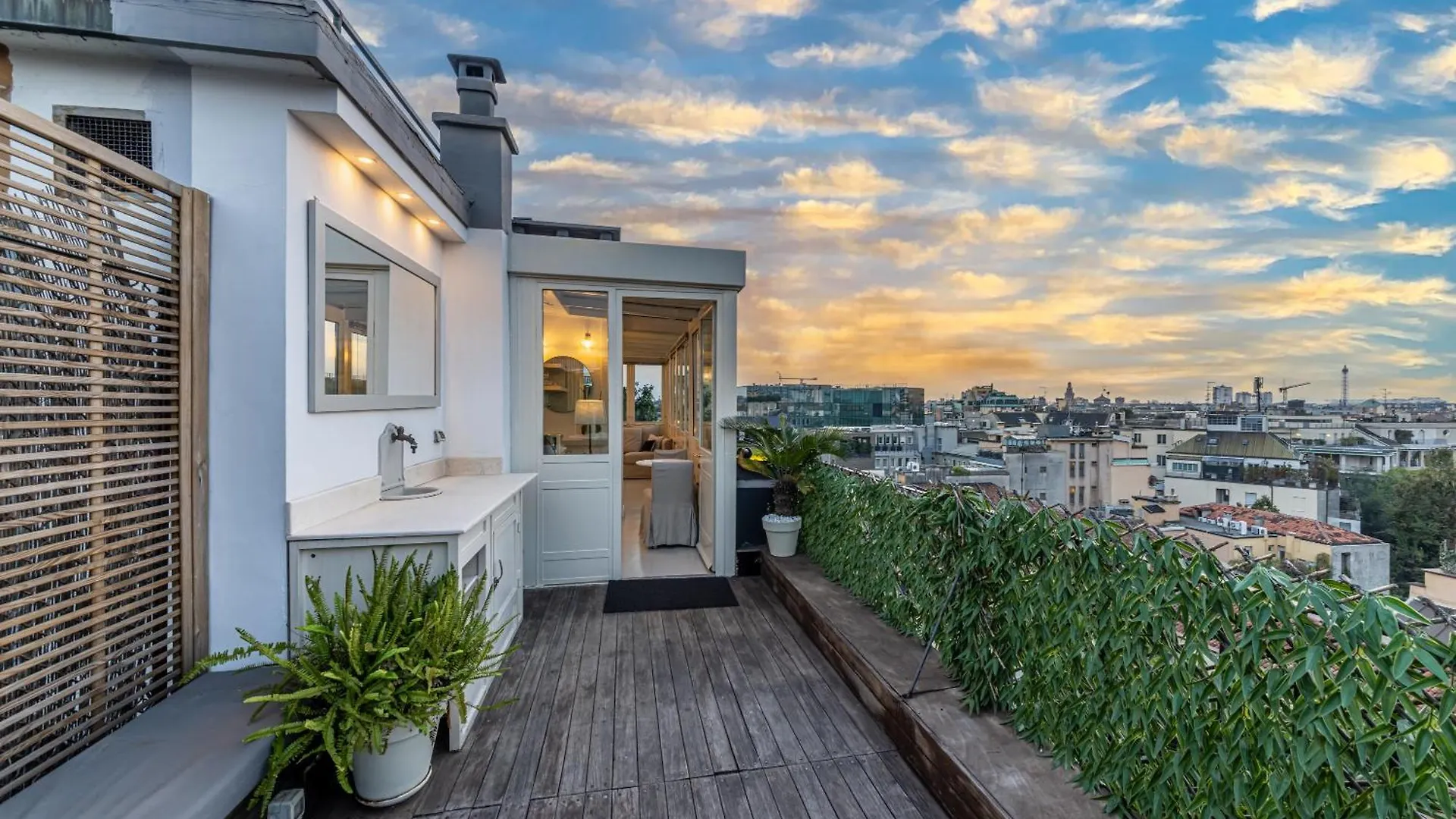 Luxury Penthouse With Jacuzzi & 360 View Rooftop Milaan Italië