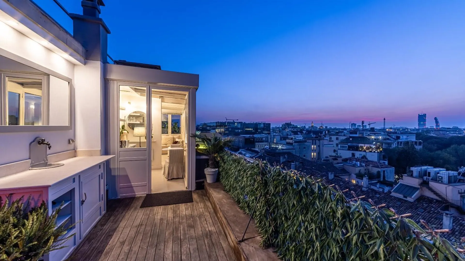 Appartement Luxury Penthouse With Jacuzzi & 360 View Rooftop Milaan Italië